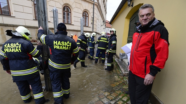Hasii stav protipovodov zbrany 2. ervna na prask Kamp. Vpravo je bval primtor Bohuslav Svoboda.