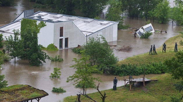 Pavilon goril 3. ervna 2013 rno, druh den povodn. Voda stle jet stoupala. 