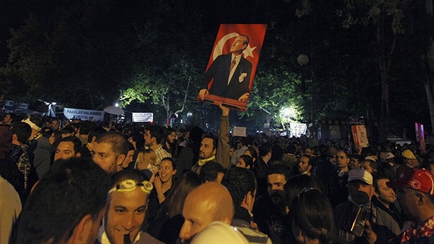 Protestovat proti tureck vld pily v Ankae davy lid. (6. ervna 2013)