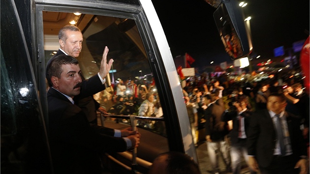 Tureck premir Recep Tayyip Erdogan zdrav sv pznivce na istanbulskm letiti. (7. ervna 2013)
