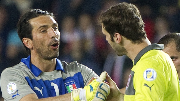 POZDRAV BRANK PO UTKN. Gianluigi Buffon se zdrav s Petrem echem. Zatmco on ml spoustu zkrok a byl nejlepm italskm hrem, esk jednika byla tm bez prce.