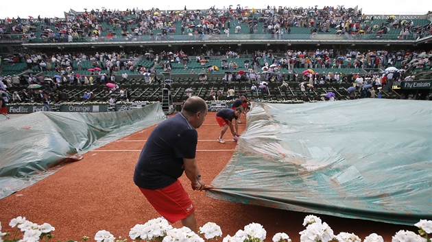 RYCHLE SCHOVAT KURT. Semifinle ensk dvouhry na Roland Garros naruil d隝.  