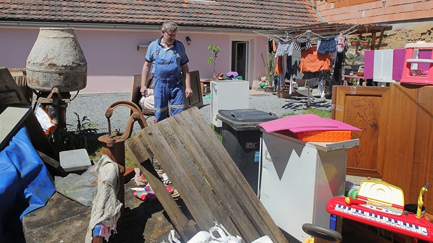 Pozůstatek povodní v Dolní Lukavici. Lubomír Parkan, kterému dům vytopil místní...