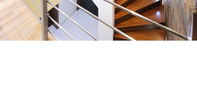 Betonové schodiště: dřevěný obklad, nerezové zábradlí

	



