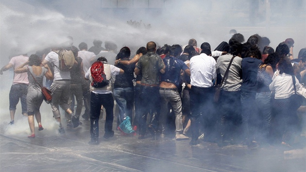 Na hlavn nmst Taksim v Istanbulu pilo v sobotu demonstrovat asi pt tisc lid. Mnoz na pipraven policisty hzeli kamen, policie pouila vodn dla a slzn plyn.