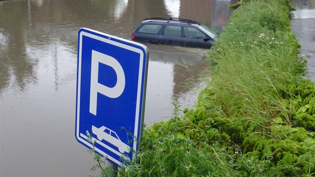 Po pvalovm deti v nedli 9. ervna dosahovala hladina vody v Poben ulici vky vce ne pl metru a uvznila nkolik vozidel.