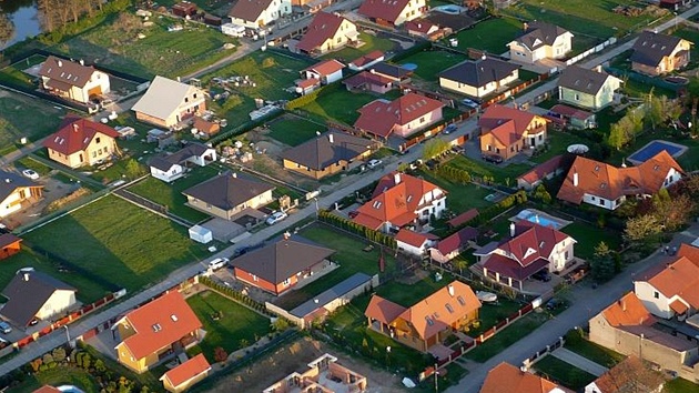 Star Ouholice - snmek je z roku 2011. Inzerty lkaj lidi na klidnou lokalitu, webov strnky obce popisuj prochzky podl behu Vltavy. A lid parcely kupuj.