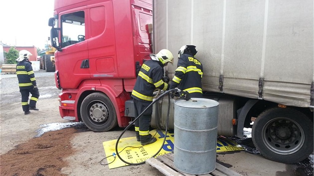 idi kamionu prorazil v Olomouci ndr o obrubnk a do kanalizace z n vyteklo zhruba 800 litr nafty.