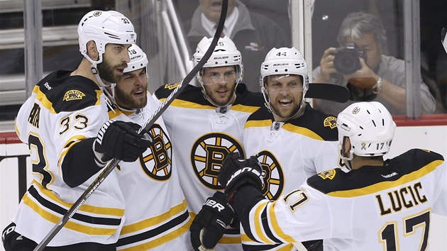 Bostont hokejist se raduj z glu Davida Krejho (uprosted).