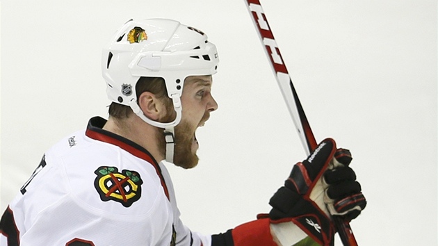 Bryan Bickell z Chicaga se raduje z glu proti Los Angeles.