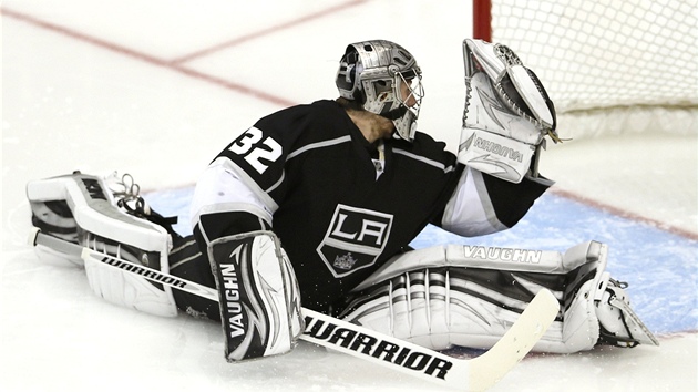 Jonathan Quick, glman Los Angeles, prv inkasuje z hole Marina Hossy.