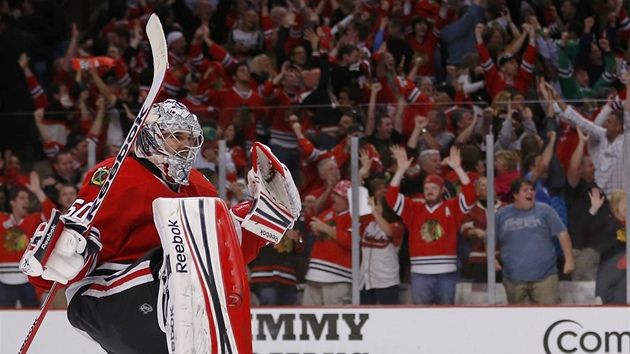 Corey Crawford z Chicaga oslavuje postup do finle Stanley Cupu.
