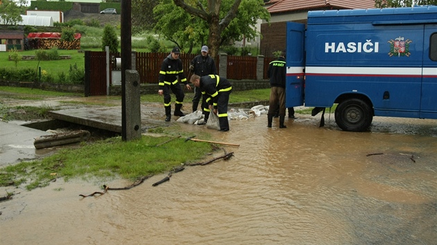 Tet povodov stupe plat na hlav. Hasii instaluj pytle s pskem v obci ice. (2. ervna 2013)