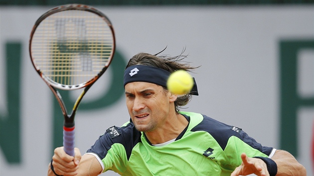 JDE TO ZTUHA. panlsk tenista David Ferrer se ve finle Roland Garros sna vzdorovat krajanovi Rafaelu Nadalovi. 