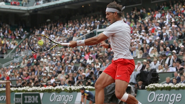 LEVKV DER. Rafael Nadal to z forhendu ve finle Roland Garros v Pai proti Davidu Ferrerovi. 