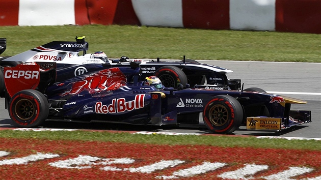 Francouzsk pilot Jean-Eric Vergne s vozem Toro Rosso zpol ve Velk cen Kanady s Valtterim Bottasem na Williamsu. 