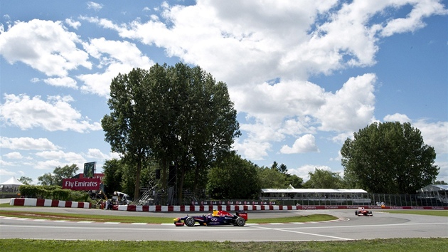 SLUNKO. Nmeck pilot Sebastian Vettel vyrazil za slunenho poas do zvodu v kanadskm Montrealu z prvn pozice. 