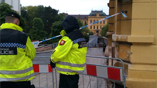 Komenskho most v Jaromi podemlelo rozvodnn Labe a strhlo jeho st (3.6.2013).