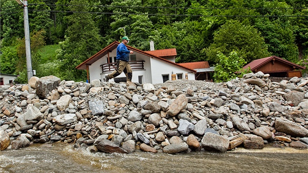 ernohorsk potok zavalil domy ve Svobod nad pou kamenm (4.6.2013).