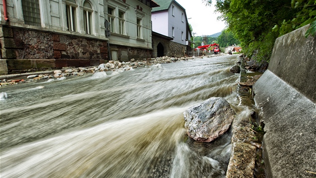Voda se val Svobodou nad pou po silnici od Janskch Lzn, nedailo se dostat ji do koryta (4.6.2013).