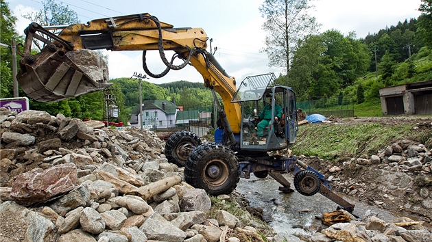 Oprava koryta řeky ve Svobodě nad Úpou po povodni (4.6.2013).