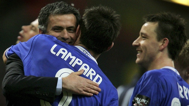 SE SVMI OBLBENCI. Takhle se v roce 2005 radoval Mourinho s Frankem Lampardem a Johnem Terrym (vpravo) z triumfu v Ligovm pohru.