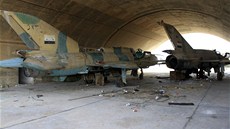 Asadovy stíhaky v hangáru nedaleko msta Kusajr (2. ervna 2013)