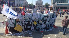 Námstí Taksim. Pevrácený automobil ovený revoluními páníky (7. ervna...