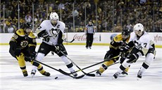 BITVA O PUK. Zleva: Jaromír Jágr, Sidney Crosby,Patrice Bergeron a Paul Martin.