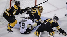 BYL JSI LEPÍ? Slavný Sidney Crosby (vlevo) gratuluje Raskovi k postupu do finále Stanley Cupu.