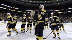 KILTOVKÁI. Hokejisté Bostonu se radují v domácí hale poté, co vyadili