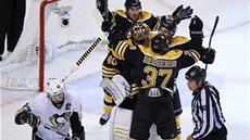 Boston slaví postup, kapitán Pittsburghu Sidney Crosby smutn odjídí.