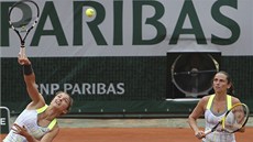 Sara Erraniová a Roberta Vinciová ve finále tyhry na Roland Garros.