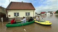 U Terezína povolila provizorní hráz z hlíny a voda zaplavila �ást Nových