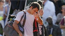 ODCHOD ZE SCÉNY. výcarský tenista Roger Federer se louí s Roland Garros ve