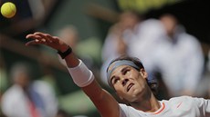 NADHOZ. panlský tenista Rafael Nadal podává v semifinále Roland Garros.