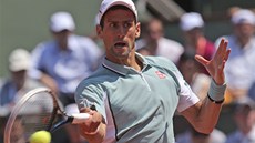 Srbský tenista Novak Djokovi zahrává forhend v semifinále Roland Garros.