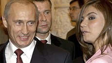 Snímek z roku 2004 zachycuje Putina s gymnastkou Alinou Kabajevovou na setkání...