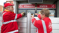 Pracovníci Dopravního podniku kontrolují protipovodové zábrany u stanice metra