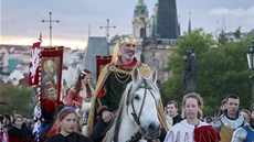 Karel IV. se svým prvodem vyjel v pátek z Prahy na Karltejn.