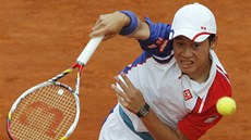 Kei Niikori podává v utkání na French Open proti Benoitu Pairemu.