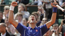 SRBSKÁ RADOST. Novak Djokovi se raduje. Na Roland Garros sice v osmifinále