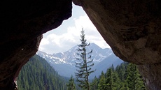 Okno Pawlikowského v jeskyni Mylna, na obzoru vrch Bystrá (2 248 m)