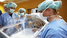 Zdravotníci pímo na operaní sál pivezli inkubátory (2. ervna 2013)