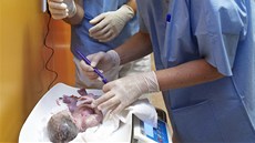 V�echny d�ti p�i�ly na sv�t za p�t minut. Poté, co je porodníci umyli a...