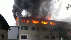 Pond�lní po�ár v Ronov� nad Doubravou zlikvidoval budovu Kovolisu Hedvikov. 