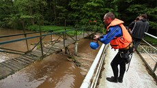 Záchranái hledají na Náchodsku mue, který vypadl z lodiky do rozvodnné