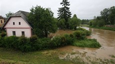 íka Trnava vyplavila v Hoepníku na Pelhimovsku zahrady a asi desítku dom