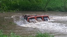 Zcela zaplavené auto Tomáe Vorla.