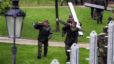 Vojáci pomáhají pi stavb protipovodové hráze v Praze na Kamp. (2. ervna...